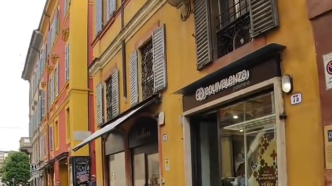 Modena, passante cerca di togliere il Tricolore dal luogo dell’impatto: “Ma la bandiera della Palestina…”