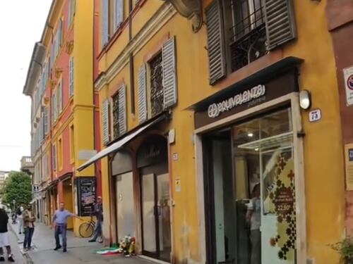 Modena, passante cerca di togliere il Tricolore dal luogo dell’impatto: “Ma la bandiera della Palestina…”