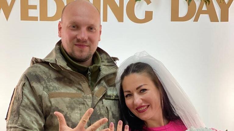 "Da sposa di guerra a vedova in tre mesi". Il sogno spezzato di Svetlana e Andriy