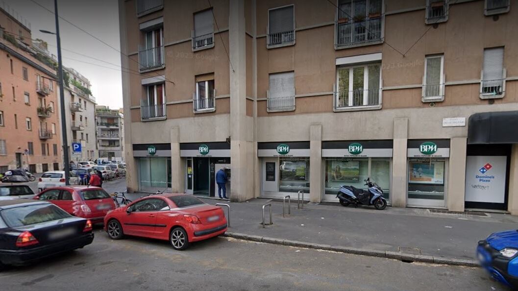 Ostaggi e bottino da 160mila euro, rapina in una filiale Bpm: paura a Milano