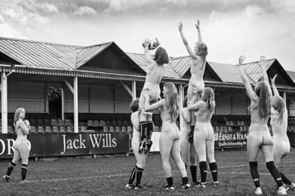 Il rugby femminile nudo per beneficienza 4