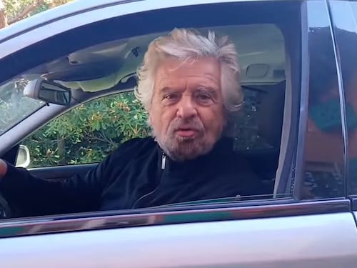 "Perché non fate guidare il Pd a Conte?”. Il M5s volta, Grillo scrive alla Schlein
