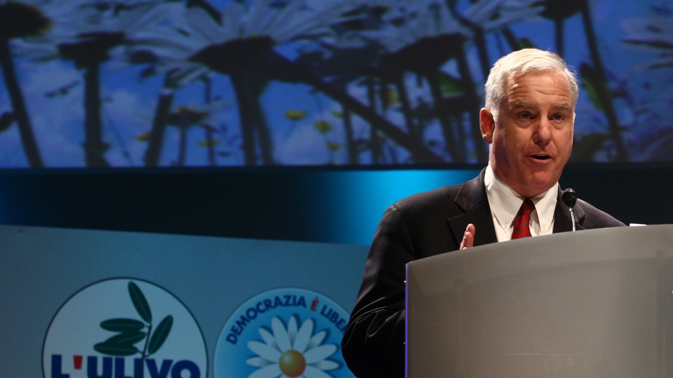 "Non crede nella democrazia": l'ex governatore dem Howard Dean attacca Salvini