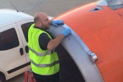 Scotch per riparare il motore dell'aereo 1