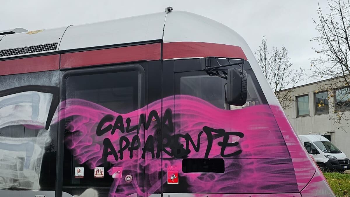 "Vetri scuri tutto d'un tratto". Il blitz dei vandali: paura sul tram a Firenze
