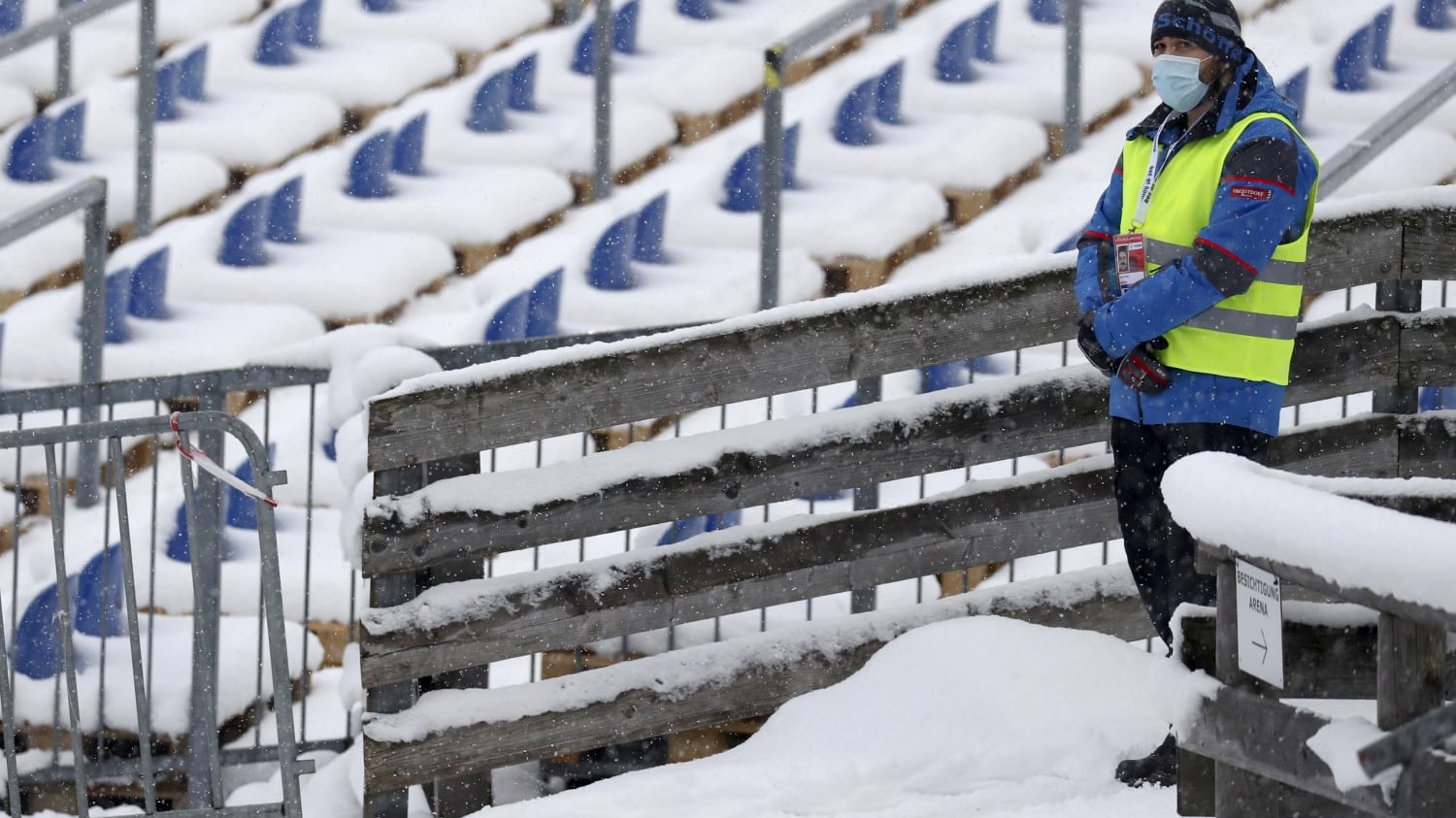 La neve ora c'è, ma sciare resta un'illusione. Non si sa come e quando aprire gli impianti