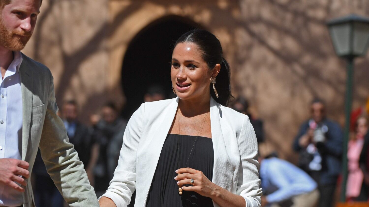 Meghan Markle sale in cattedra per l'8 marzo