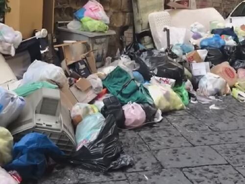 Rifiuti ostruiscono l’ingresso del vano caldaia: alunni dell’asilo nido al freddo