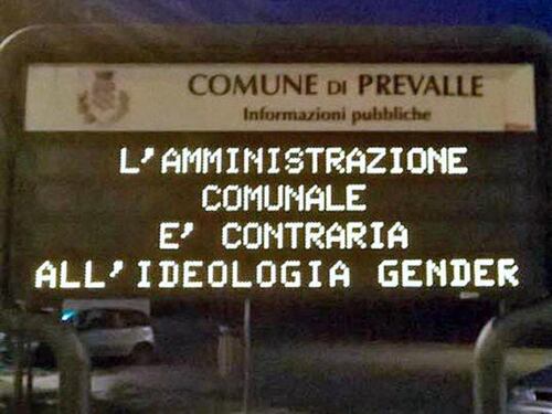 Il cartello del Comune contro l'ideologia gender