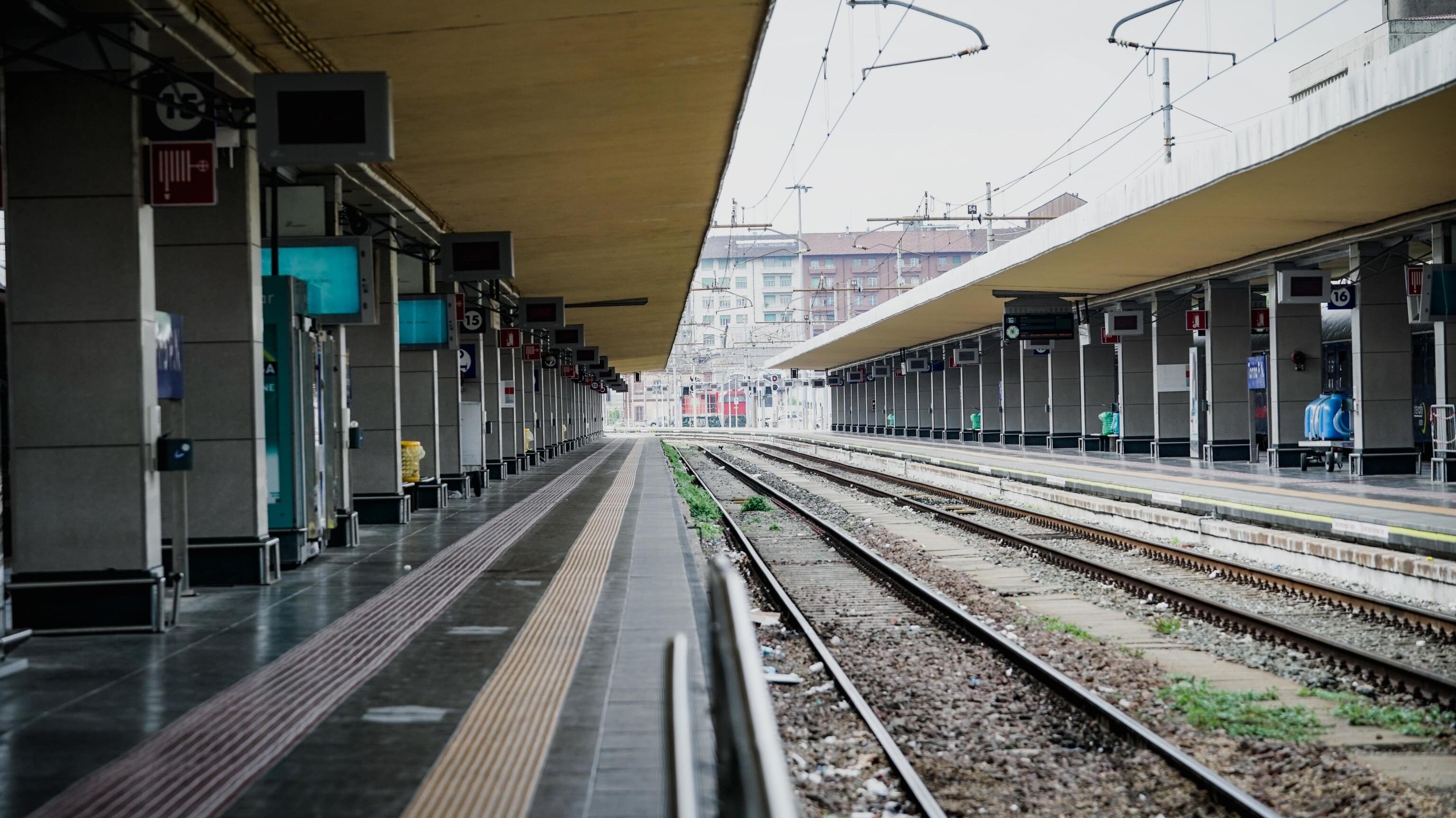 Travolto e ucciso dal treno nella notte. Aveva appena festeggiato i 18 anni