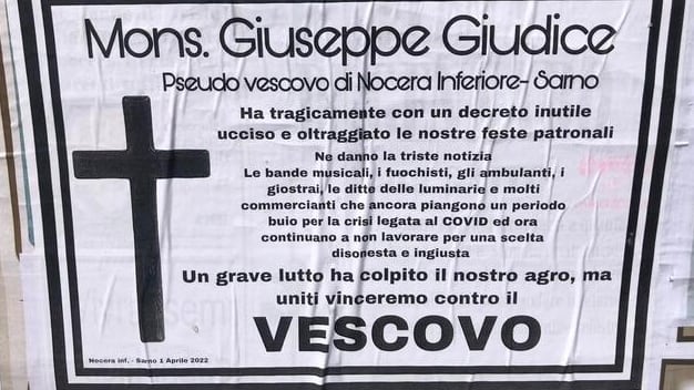 Decide di rinviare le processioni religiose: manifesti funebri contro il vescovo