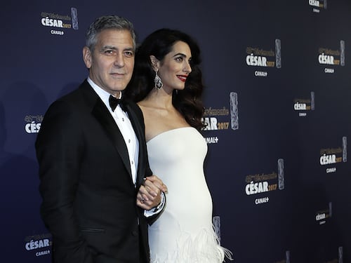 George Clooney e la moglie Amal hanno ottenuto la cittadinanza francese