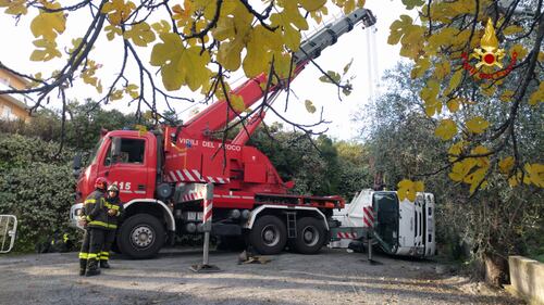 Camion nettezza urbana si ribalta nel torrente a Sanremo 12