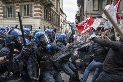 Torino, scontri tra antagonisti e polizia 4