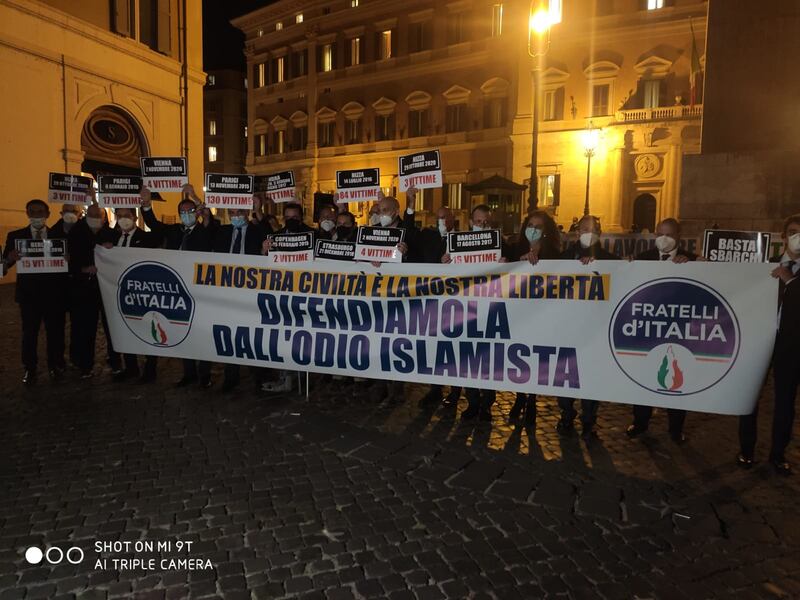 Vienna, flash mob di FdI: "Difendere civiltà da odio islamista" 1