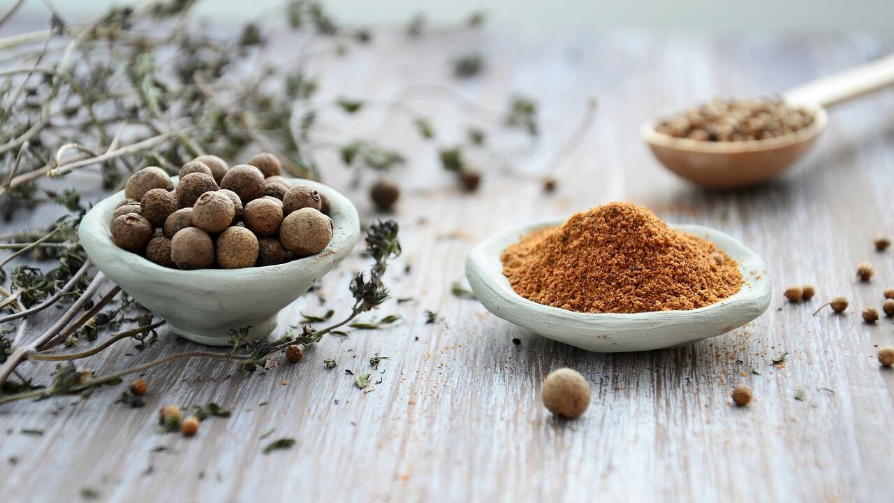 Ricca di fibre e vitamine ma occhio aglieffetti allucinogeni: i benefici della noce moscata