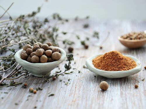 Ricca di fibre e vitamine ma occhio aglieffetti allucinogeni: i benefici della noce moscata