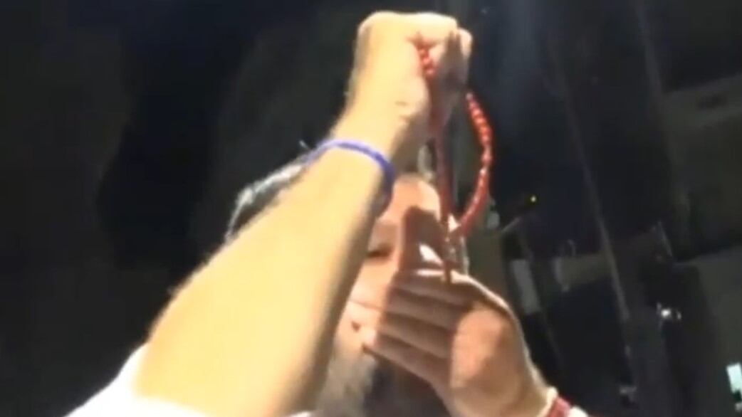 Vescovo di Mazara attacca Salvini che bacia il rosario: "Indecente"