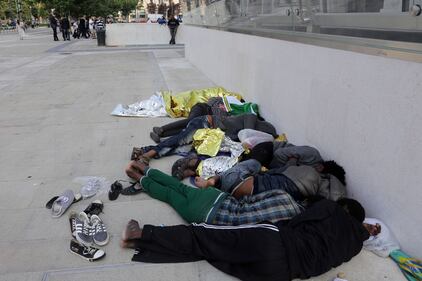 La farsa di Pisapia: immigrati sgomberati ​fuori dalla stazione 9