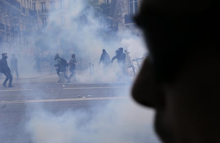 Scontri al corteo a Parigi 1