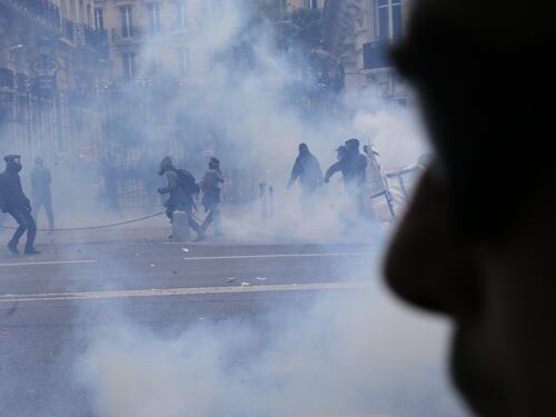 Scontri al corteo a Parigi
