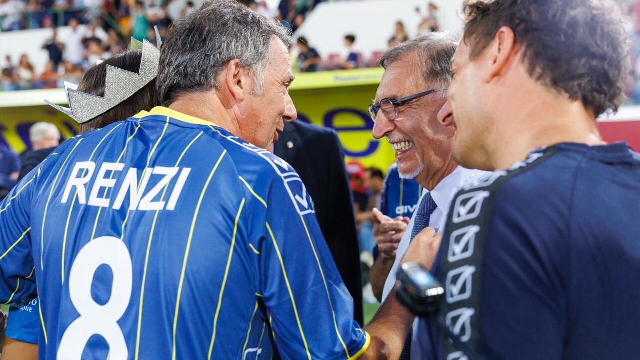 Partita del cuore, politici e cantanti in campo per solidarietà. La Russa allenatore