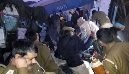 India un treno è deragliato in un grave incidente ferroviario 10