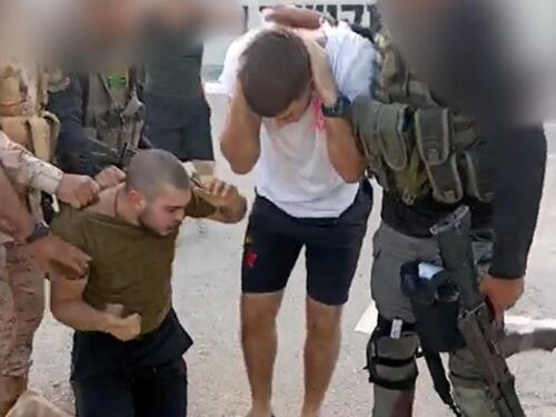 Sequestri e raid sulle ambulanze: tutti gli orrori di Hamas