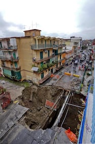 Napoli, maxi voragine in strada a Pianura 7