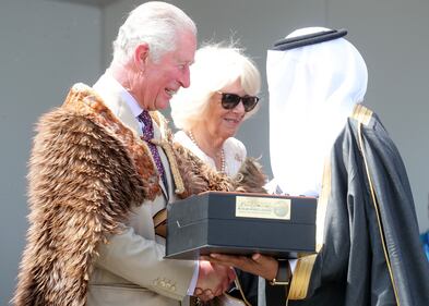 Il principe Carlo e Camilla ricevono il tradizionale saluto Maori 1