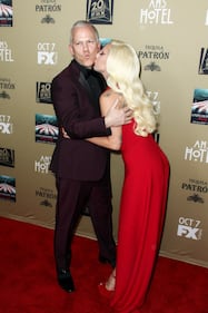 Lady Gaga, spacco mozzafiato e baci al fidanzato sul red carpet 3