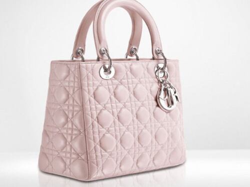 Una shopping bag sotto l’albero