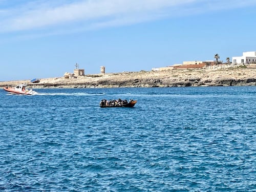 Paura in Sardegna, barchino di migranti travolge una ragazza sul sup: la 18enne è grave