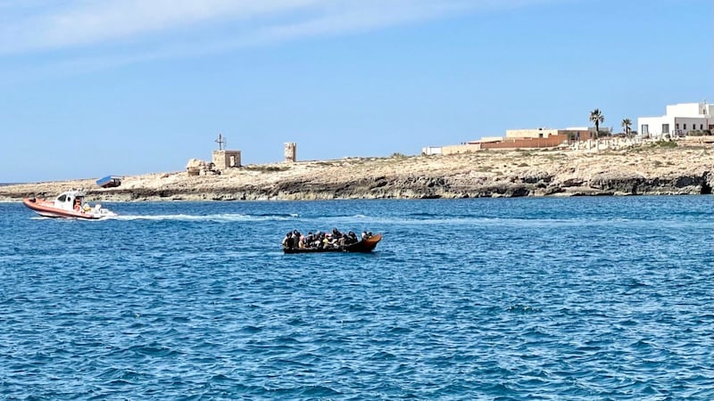 Paura in Sardegna, barchino di migranti travolge una ragazza sul sup: la 18enne è grave