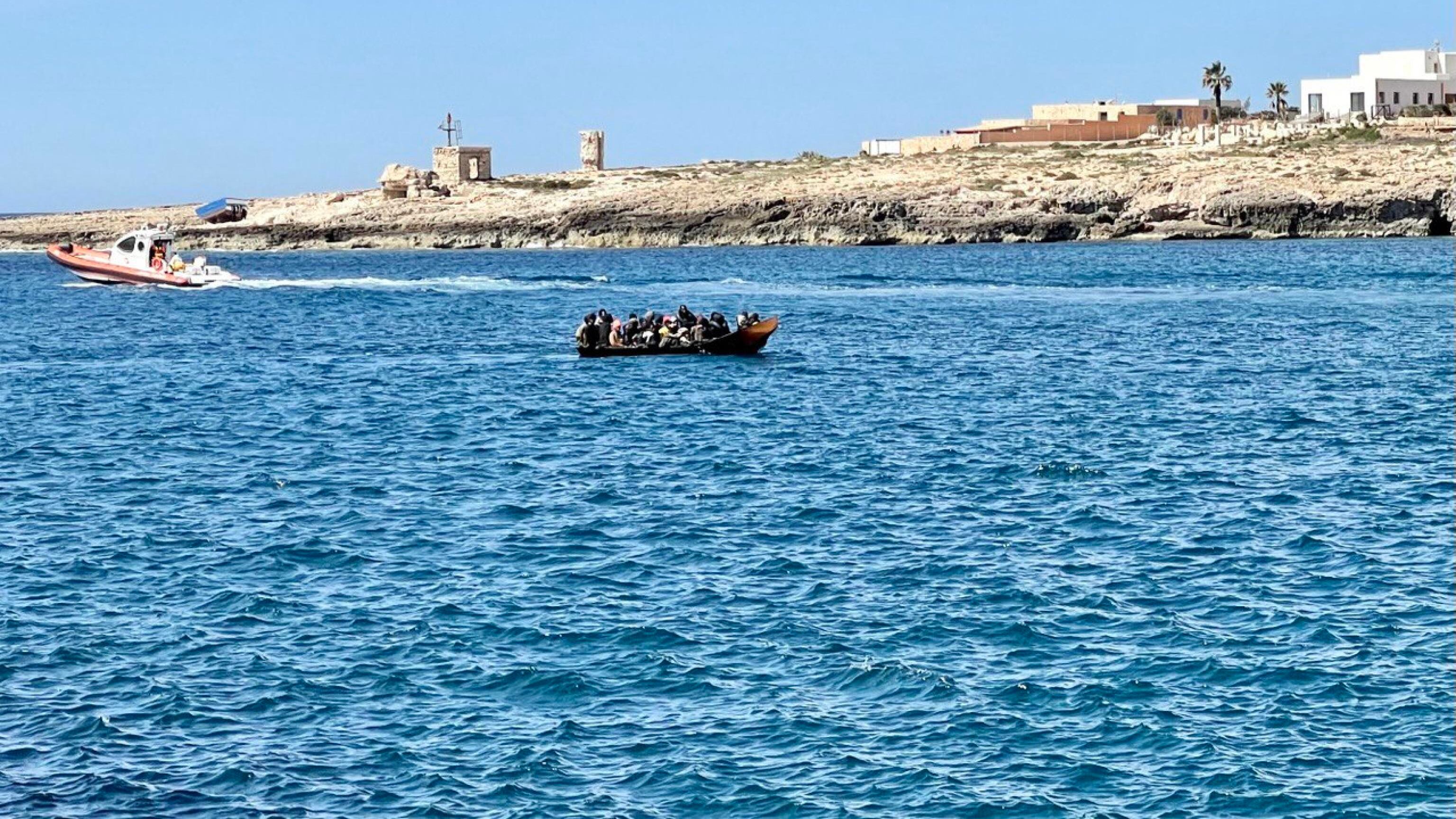 Migranti, naufragio al largo della Tunisia. Anche neonati tra i 40 morti
