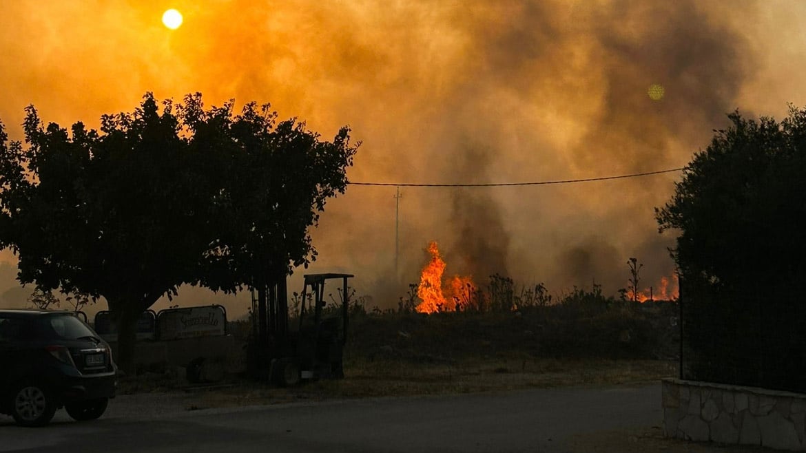 Incendi, nel Sud Italia è emergenza. Le fiamme devastano la Sicilia: tre morti