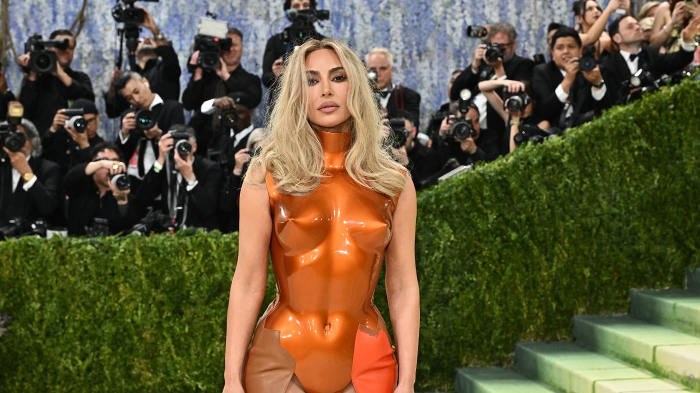 Le rubarono gioielli per 9 milioni: Kim Kardashian chiede un euro simbolico di risarcimento