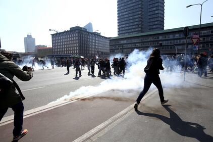 Milano, scontri tra i manifestanti e le forze dell'ordine 2