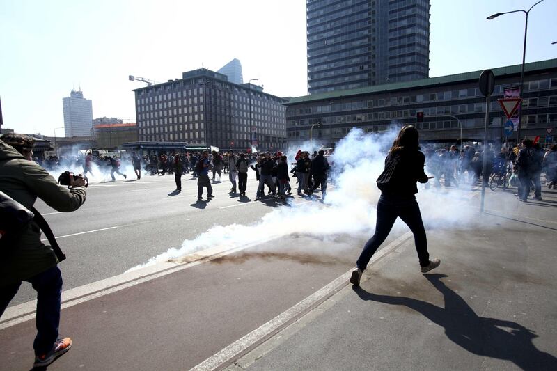 Milano, scontri tra i manifestanti e le forze dell'ordine 2