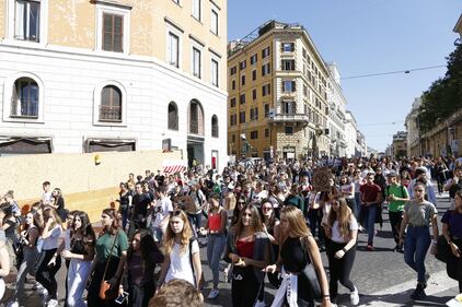 Roma, gli studenti in piazza per il clima 8