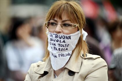 La "buona scuola" in piazza contro la riforma:  "Renzi puffarolo" 7