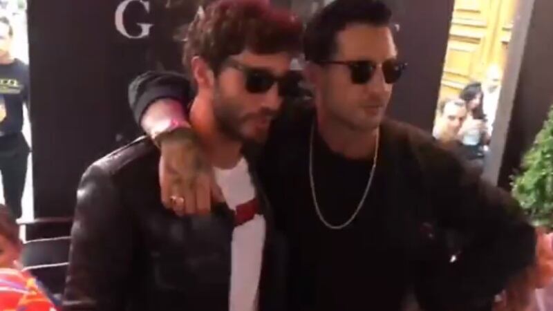 Fabrizio Corona e Stefano De Martino insieme: foto e abbracci al Pitti