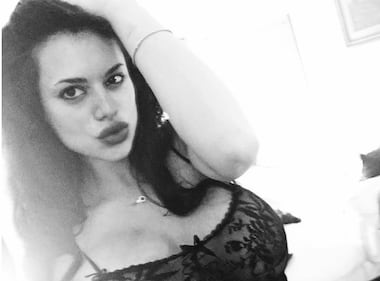 Cristina Del Basso, seno esplosivo in un selfie 12
