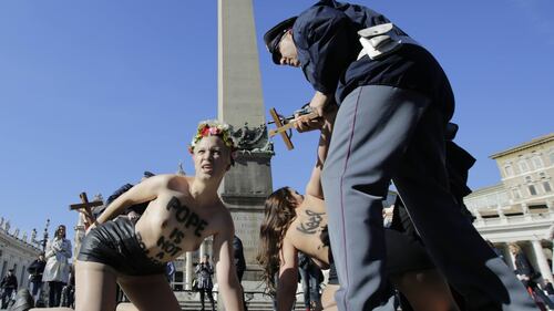 Le Femen si spogliano in Piazza San Pietro 6