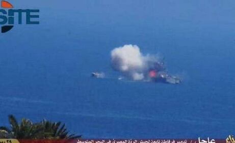 La nave egiziana colpita con un missile dell'Isis 3