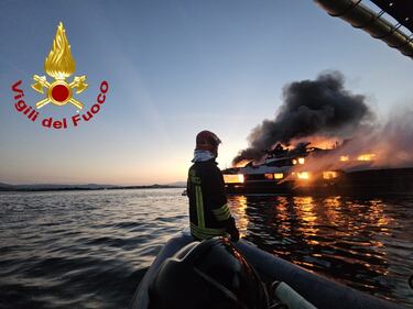 L'intervento dei vigili del fuoco sullo yacht incendiato a Olbia 3