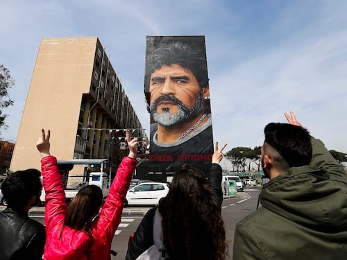Napoli dedica un murales a Maradona. Lui ringrazia su Facebook