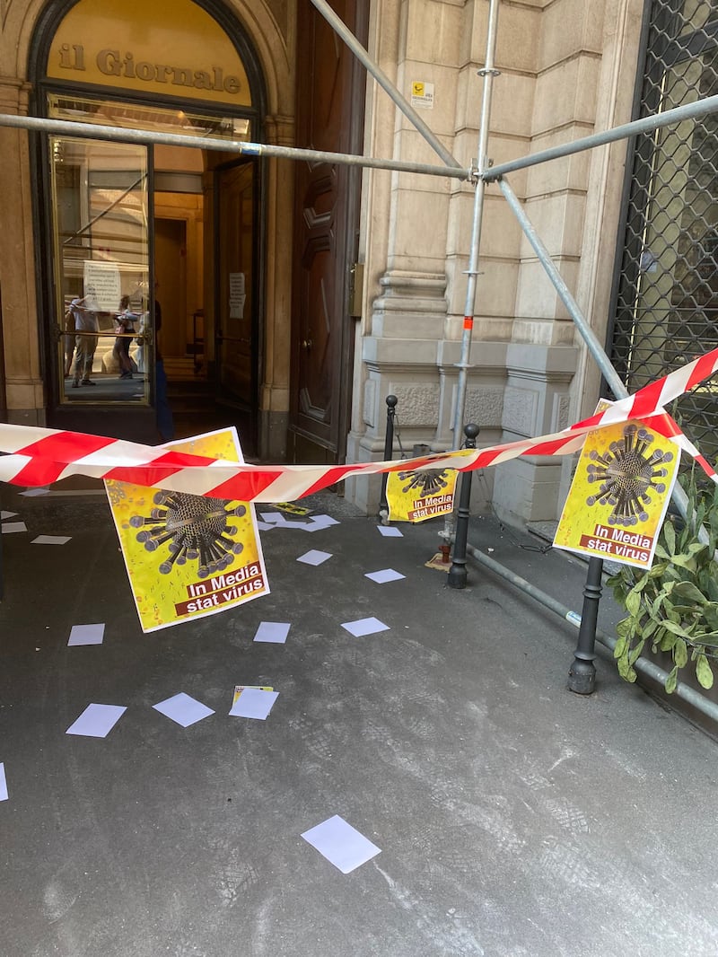 Protesta no-vax sotto la sede de ilGiornale 3