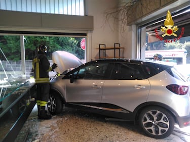 Nel Varesotto, auto finisce in una panetteria 2