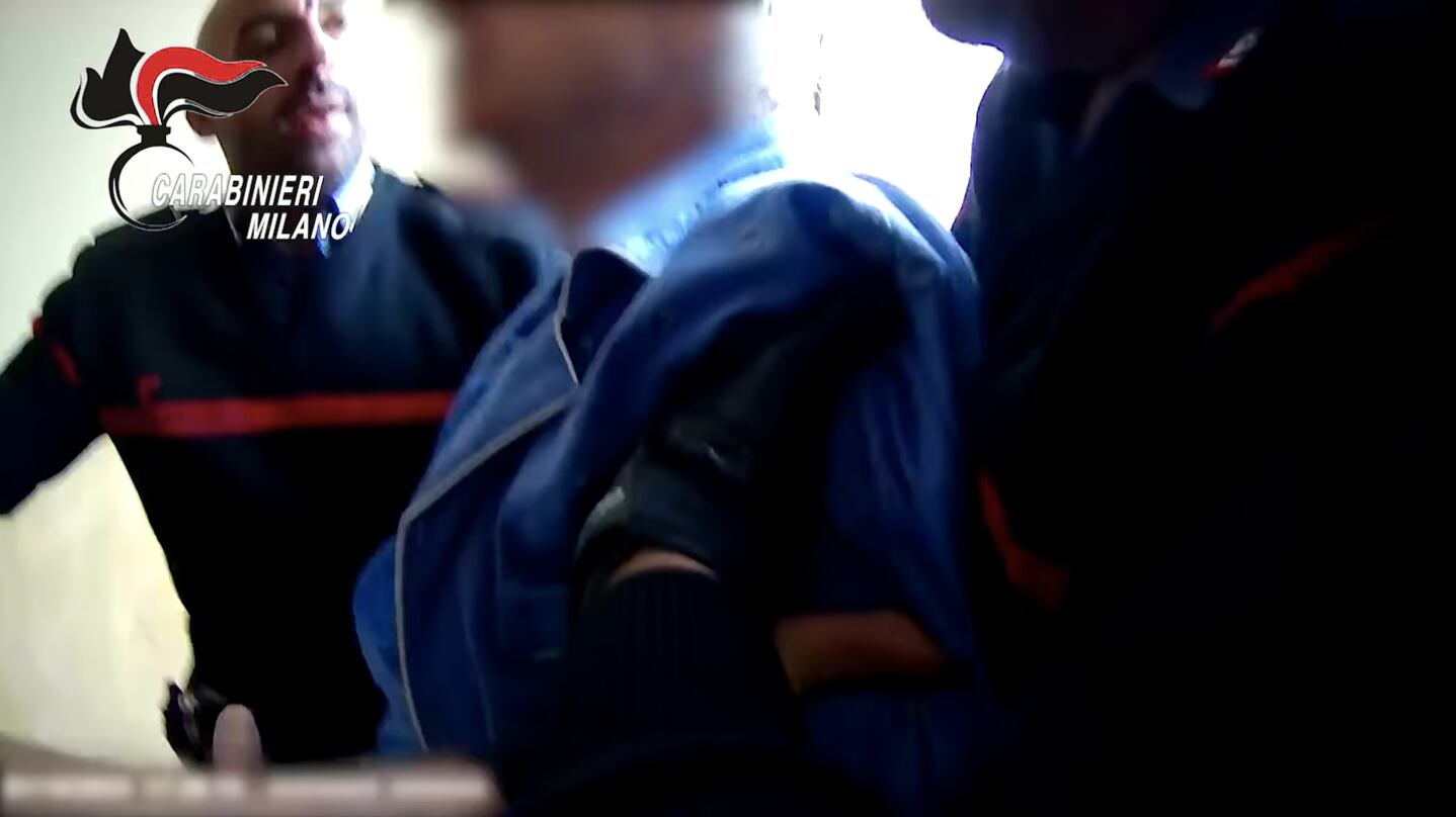 Anziano pronto a suicidarsi dal quinto piano: i carabinieri lo afferrano al volo